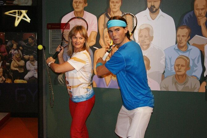 madame-tussauds-amsterdam-1-hour-canal-cruise