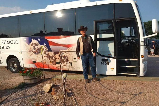mount-rushmore-and-black-hills-tour-with-two-meals-and-a-music-variety-show