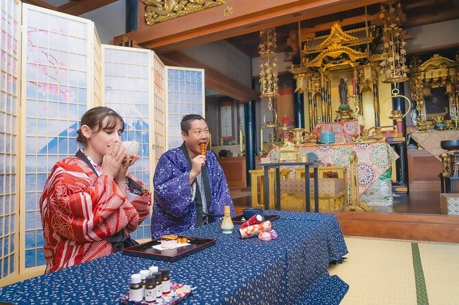 osaka-aroma-massage-with-bamboo-stick-at-the-temple