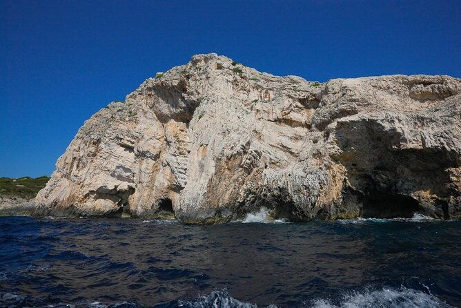 private-blue-cave-and-hvar-5-islands-tour