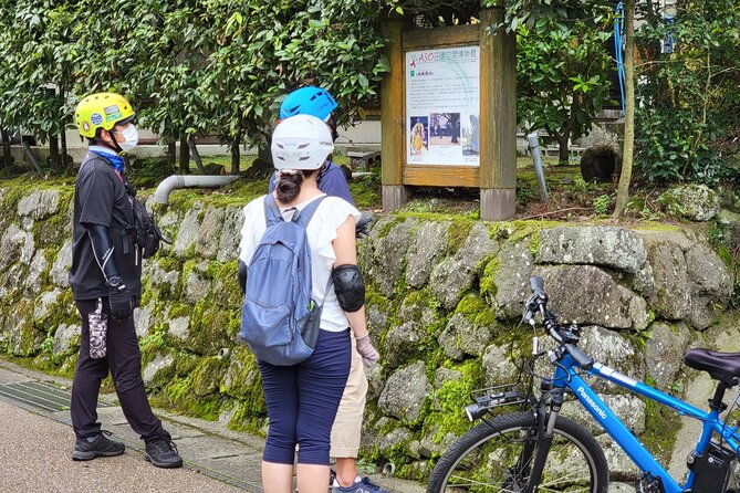 private-e-mtb-guided-cycling-around-mt-aso-volcano-grasslands