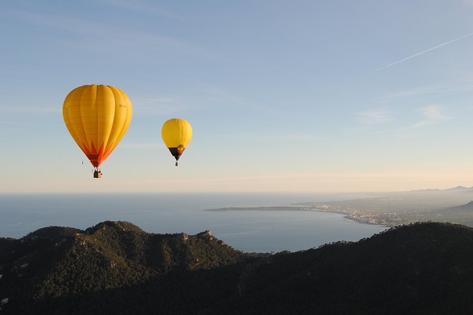 private-hot-air-balloon-ride-in-mallorca-with-champagne-and-snacks