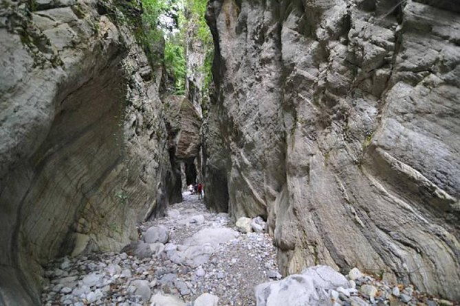 ridomo-gorge-hike-to-mana-spring