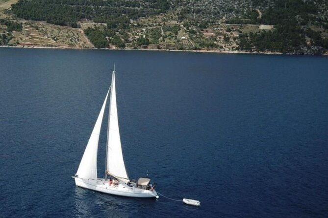 sailing-boat-small-group-kleftiko-and-sikia-cave-west-of-milos