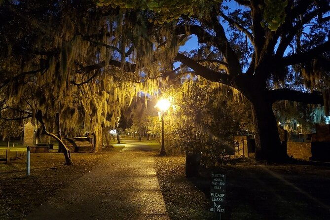 savannah-history-and-haunts-candlelit-ghost-walking-tour
