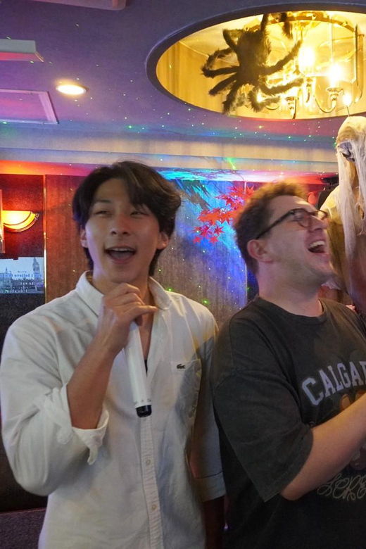 shinjuku-nightlife-tour-with-izakaya-karaoke-bar-and-ramen