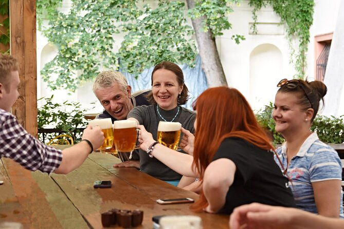 small-group-local-pubs-walking-tour-and-traditional-czech-dinner