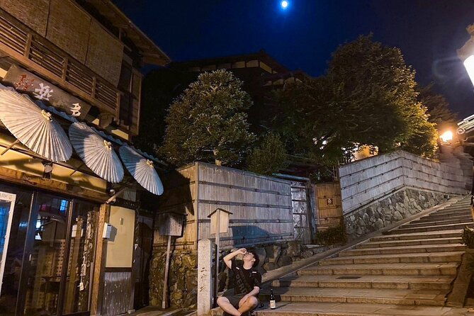 small-group-walking-tour-in-gion-at-night-with-sake-in-hand