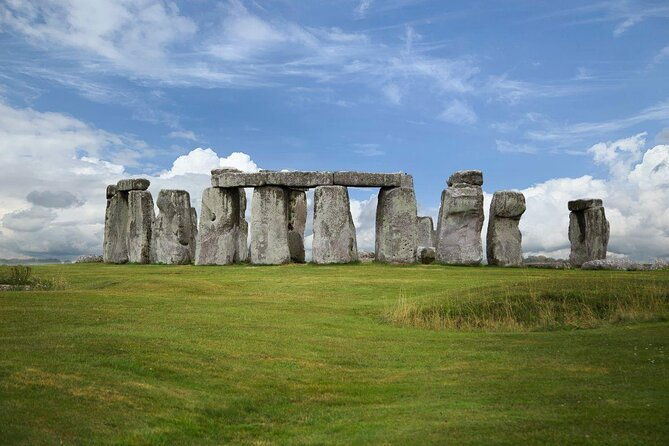 stonehenge-windsor-castle-and-bath-with-pub-lunch-in-lacock