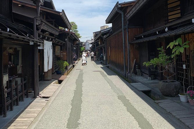 takayama-old-town-walking-tour-with-local-guide