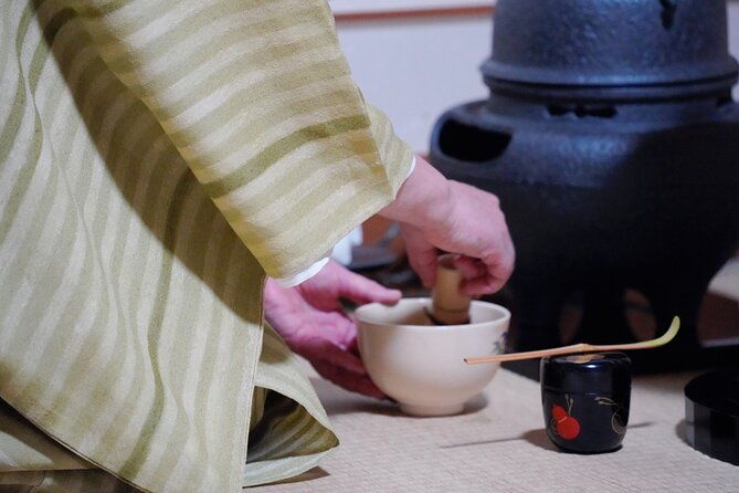 tea-ceremony-by-the-tea-master-in-kyoto-shiun-an