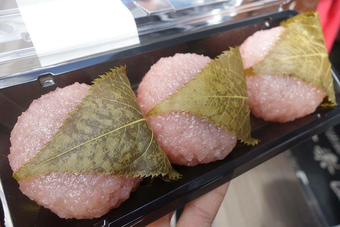 tokyo-spring-daytime-cherry-blossom-food-tour
