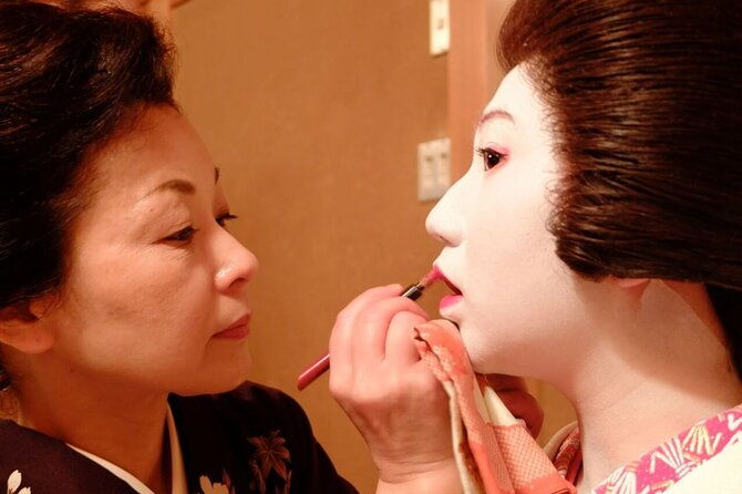 watch-the-young-geisha-do-their-makeup-and-get-ready