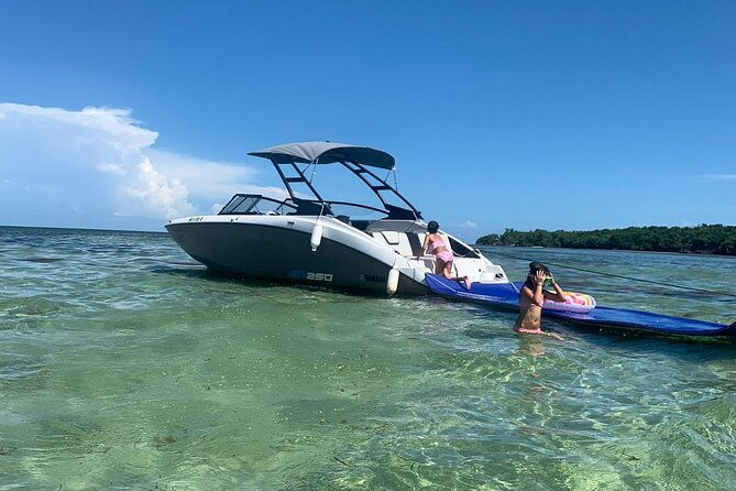 19 Ft Boat Tour Around the Miami Bay, 2 or 4 Hours, 6 People