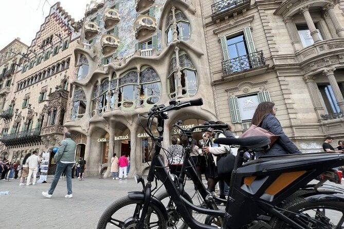 3-hours-barcelona-guided-gaudi-e-bike-tour