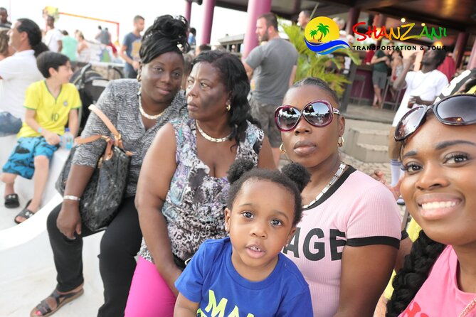 7-mile-beach-ricks-cafe-with-free-shopping-experience