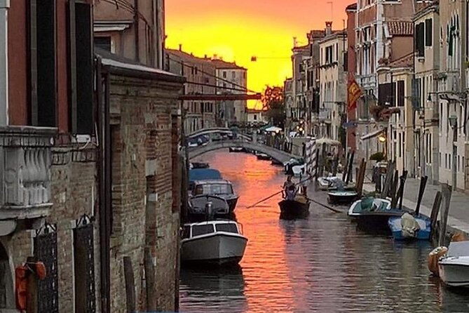 aperitif-at-sunset-in-the-venice-lagoon-on-a-private-boat