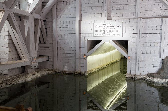 auschwitz-and-wieliczka-salt-mine-one-day-private-tour-with-4travellers-2