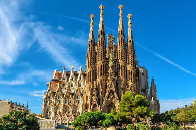 barcelona-bike-highlights-sagrada-familia-small-group-tour