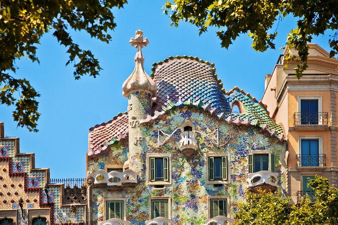 barcelona-old-town-walking-tour-optional-casa-battlo-ticket