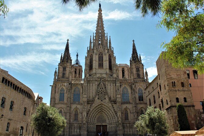 barcelona-walking-tour-gothic-quarter-and-ramblasboat-trip