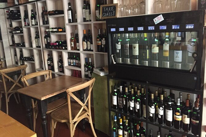 become-wine-savvy-guided-by-our-expert-with-unque-tasting