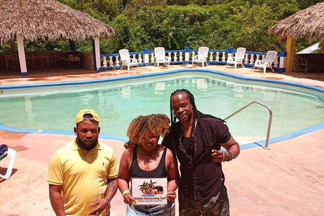 blue-hole-mineral-spring-seven-mile-beach-ricks-cafe-shopping-private-tour