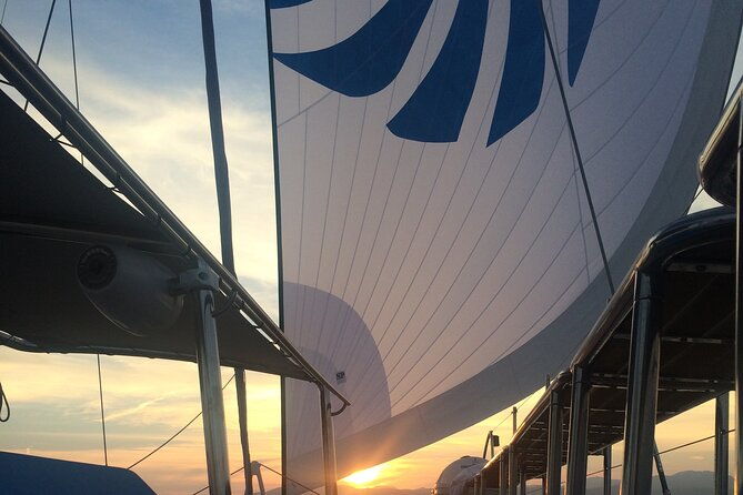 catamaran-sailing-at-sunset-with-tapas-palma-de-mallorca