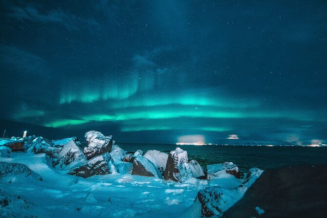cozy-northern-lights-tour-with-icelandic-treats-and-liquor