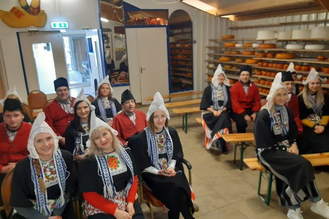 dutch-experience-in-volendam-with-traditional-outfits