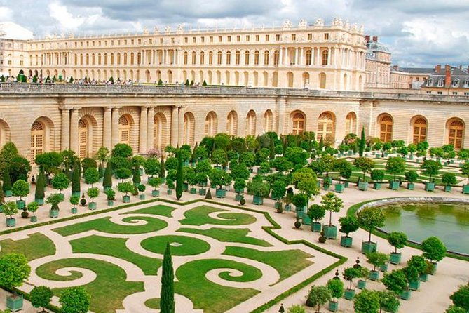 excursion-to-versailles-by-train-with-entrance-to-the-palace-and-gardens