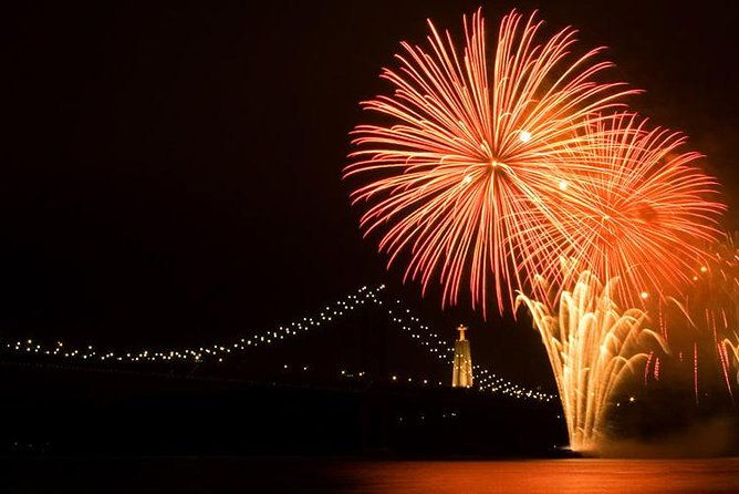 fireworks-and-open-bar-in-new-years-eve-cruise-in-lisbon