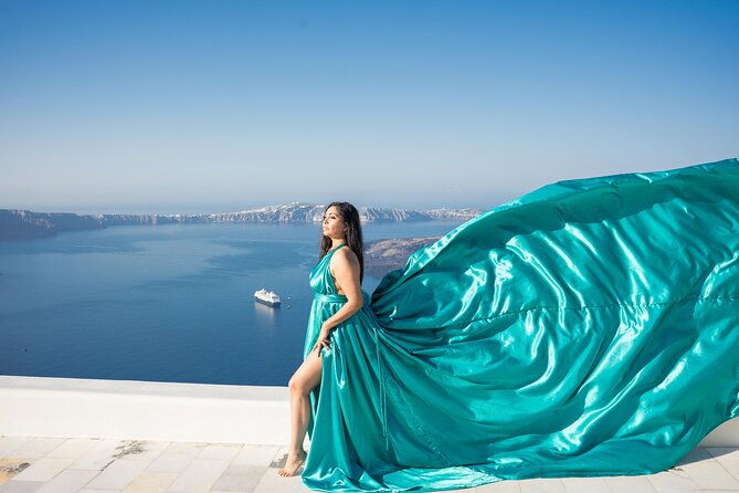 flying-dress-photoshoot-tour-in-santorini-pick-up