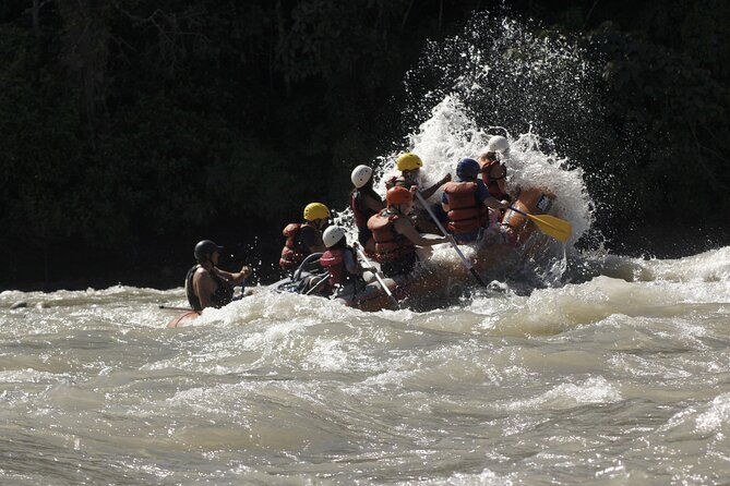 full-day-rafting-in-jondachi-hollin-class-iv-tena-ecuador