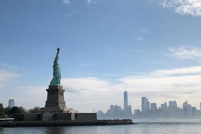 fun-statue-of-liberty-and-ellis-island-tour-with-energetic-university-students