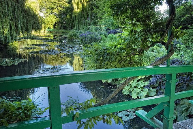giverny-half-day-guided-trip-with-monets-house-gardens-from-paris-by-minivan-2