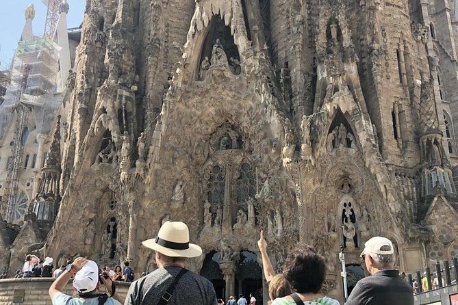 golden-hour-in-gaudis-sagrada-familia-with-expert-guide