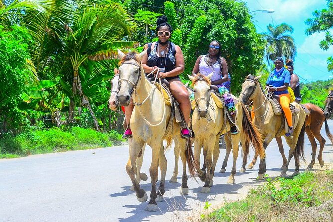 guided-horseback-riding-through-nature-in-punta-cana