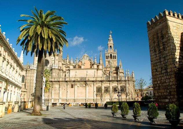 guided-tour-of-santa-cruz-jewish-quarter-alcazar-and-cathedral-2