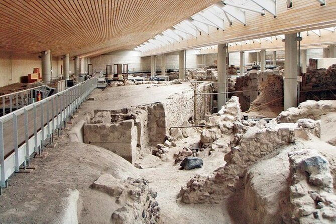 guided-tour-to-the-akrotiri-archaeological-site-in-santorini