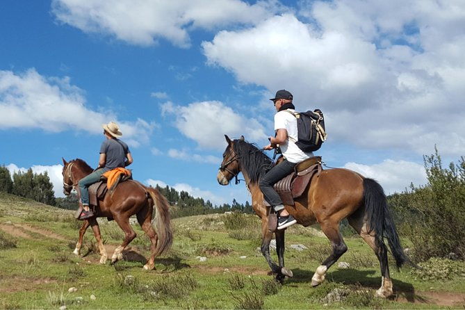 horseback-riding-thru-the-mountains-of-cusco