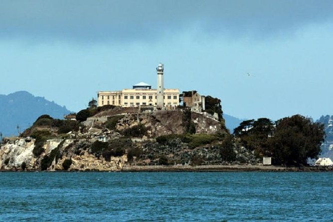 inside-alcatraz-and-golden-gate-bridge-bay-cruise-2