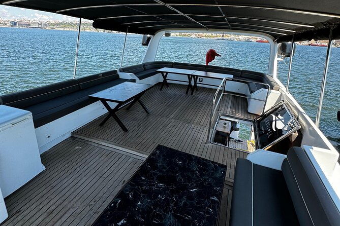 istanbul-private-luxury-yacht-on-bosphorus-25-meter-82-feet
