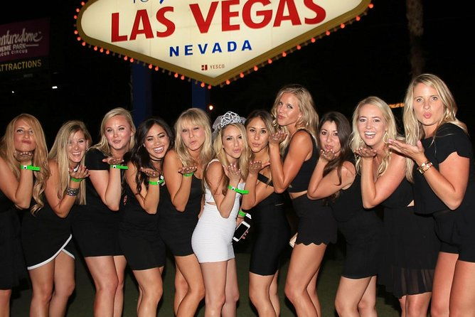 las-vegas-bachelor-bachelorette-strip-club-crawl-by-party-bus
