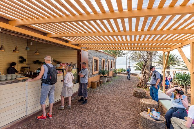 lighthouse-view-3-cais-do-sardinha-lighthouse-and-return-to-cais-do-sardinha-2