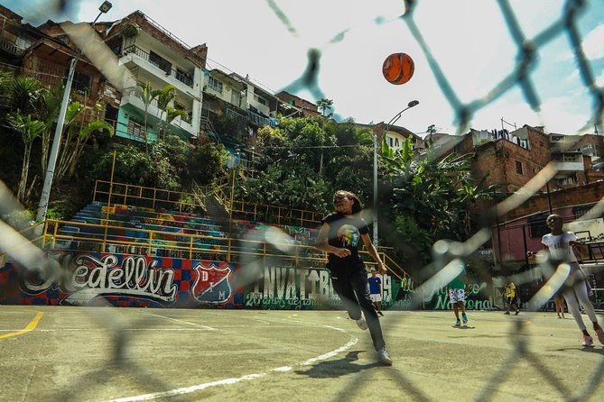 medellin-comuna-13-graffitour-with-snacks-included