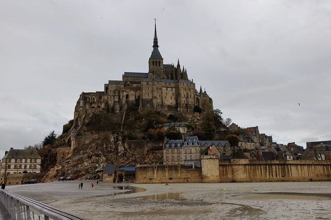 mont-saint-michel-private-vip-tour-with-champagne-from-paris