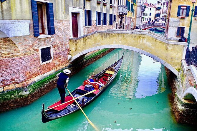 morning-magic-venice-city-walk-and-gondola-tour