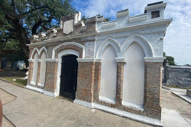 night-cemetery-insiders-tour-new-orleans-2