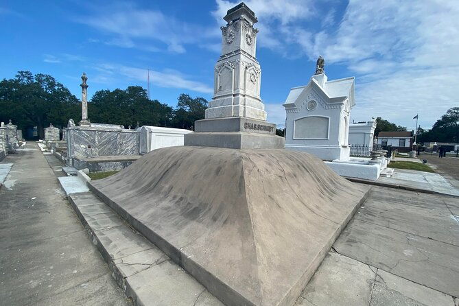 night-cemetery-insiders-tour-new-orleans